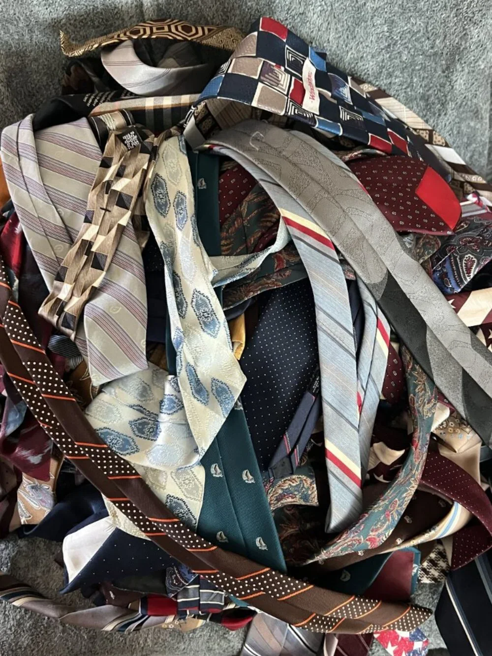 Lot of 100 Men's Neckties Mixed Brands Silk Polyester Assorted Colors Patterns
